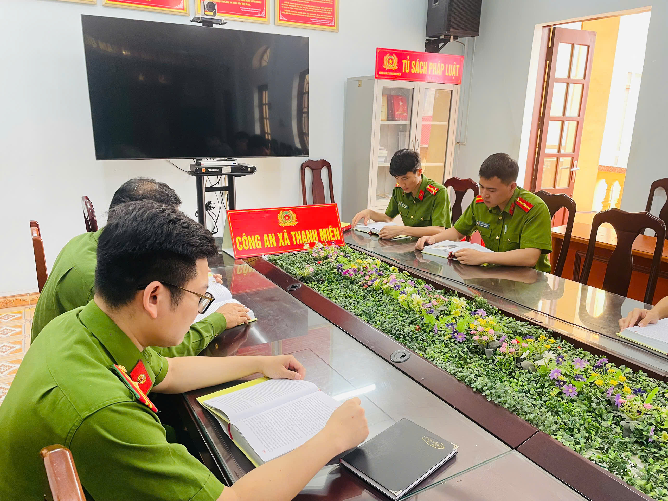 Công an xã Thanh Miện hưởng ứng Ngày Sách và Văn hóa đọc Việt Nam và xây dựng “Tủ sách pháp luật”